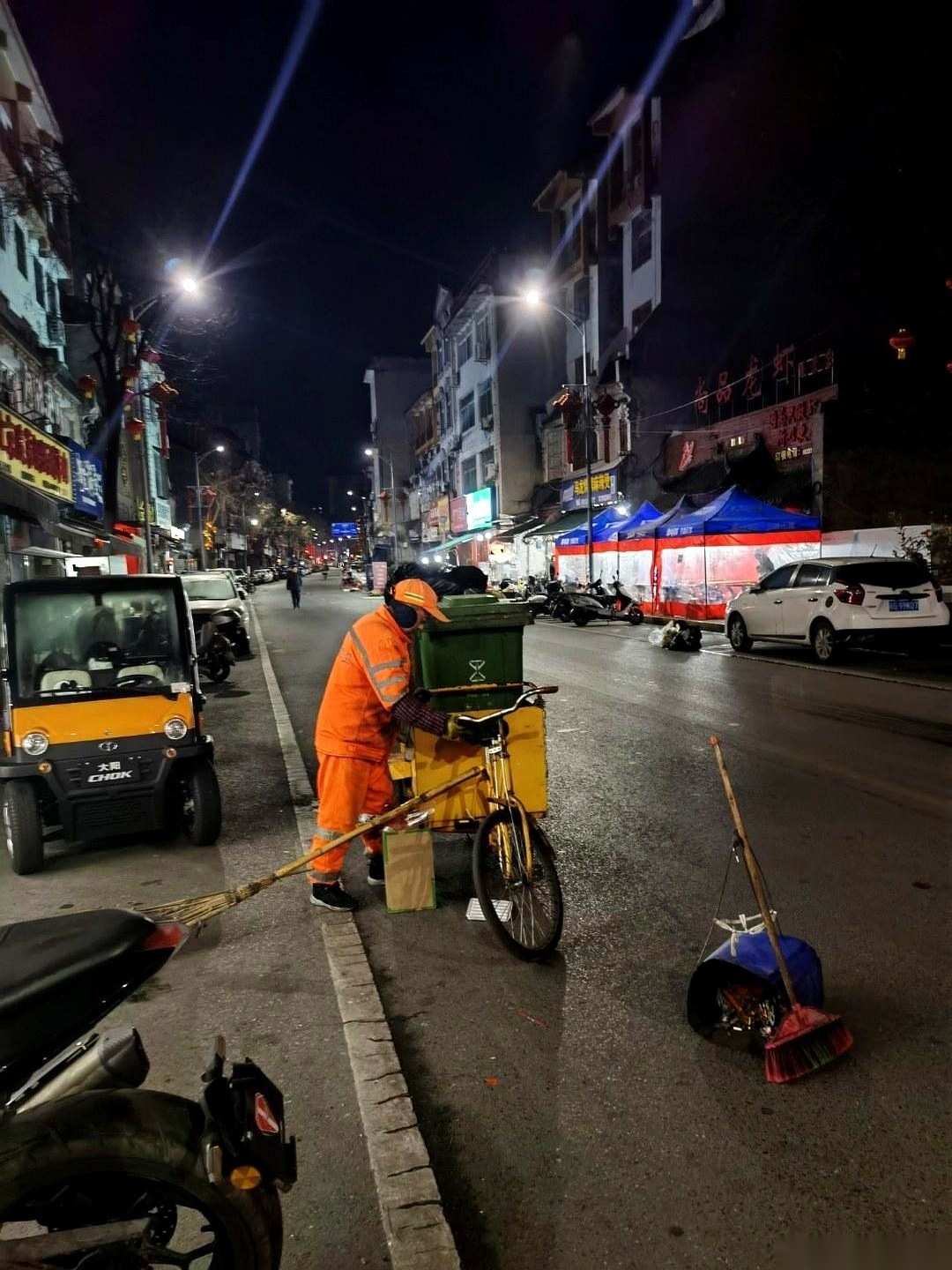 2025年5月，一封盖着监狱邮戳的实名举报信，摆上了上海浦东检察院的案头。写信的囚犯为了给自己捞减刑，反手就把从小玩到大的亲发小给卖了。信里抖出的料足够把人送进去：五年前那场获赔110多万、全家全身而退的车祸命案，全是演出来的。
时间往回倒推五年。2020年8月的一个凌晨，浦东一家水果店门口，店主老