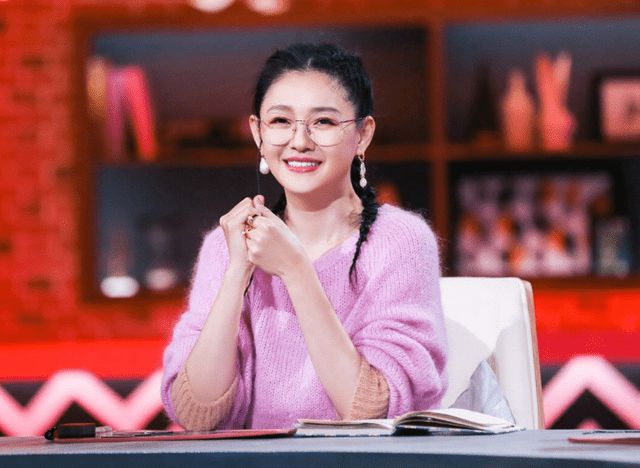 小S和老公带着徐妈妈到香港旅行，一家人出现在K11商场闲逛，56岁的许雅钧看着十分年轻，气质儒雅大方。小S曾经在节目里提过，自己丈夫从来没有外出上班，他原生家庭条件就不错，又娶到身为艺人的小S，如今家里两个女儿，也已经做起服装相关品牌，拥有自己的收入来源，不少网友看完感慨，有的人物质基础充足，心理负