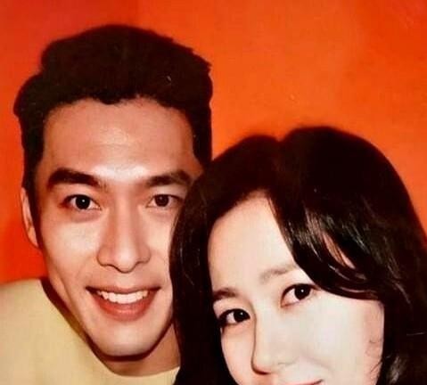 二十年前看《我叫金三顺》哭得稀里哗啦的人，大概很难接受当年戏外那个扎心的现实。
二十出头的玄彬在剧组里演活了那个傲娇贵公子，花絮里拍吻戏一条就过，杀青宴上抱在一起眼眶发红，直接把银幕外的观众迷得七荤八素。
大家都以为这是金童玉女的戏码要照进现实。
结果剧一播完，庆功宴刚开席，大他好几岁的金宣儿