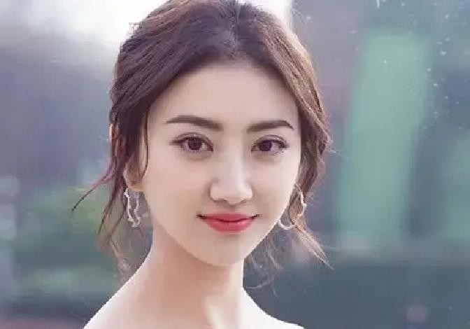 很多人以为明星出了事最惨的是赔钱道歉，但在名利场里，最致命的根本不是那三千多万的退款，而是被资本悄悄打上了一个看不见的风险标签

景甜这波风波算是勉强平息了，可对她来说真正的寒冬或许才刚开始

名下四家工作室一口气注销了三家，三部拍完的剧直接被压在箱底不敢播，连之前熬了三年才等来的几个商务合作也全部