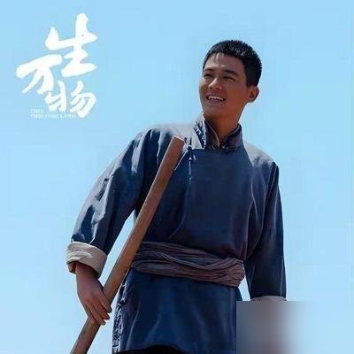 飞天奖同台，欧豪、张若昀、蒋奇明往那一站，气场直接分了三层。

一边是硬朗里透着拼劲的欧豪，一边是把小人物演绝了的蒋奇明，站在当间的张若昀，反而透着股不显山不露水的定力。

圈子里向来不缺年轻面孔，但能在主流名利场里稳坐钓鱼台的，手里都攥着真正的硬通货。

别人还在为红毯番位和热搜词条暗自较劲，他的