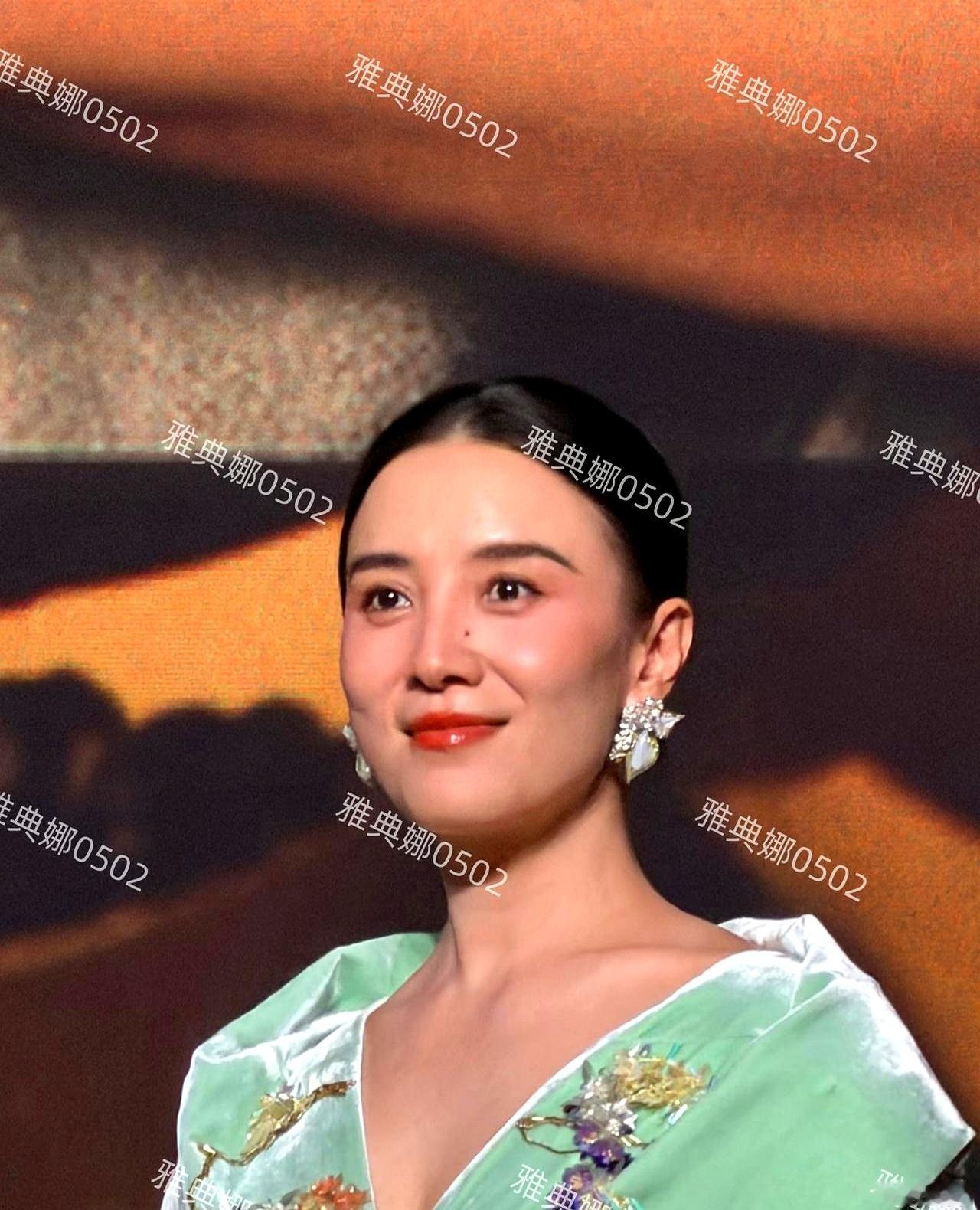 38岁的舒畅和46岁的宋佳同台，小了整整8岁，同框画面却看得人心里五味杂陈
 

当年舒畅多有灵气，宛如水葱一般的白月光，如今站在台上脸部发紧僵硬，身材也显出些许臃肿，连说句获奖感言都吞吞吐吐，完全没了当年的从容
 

反观大她8岁的宋佳，往那一站个头高挑挺拔，落落大方，又美又飒，整个人透着一股舒展