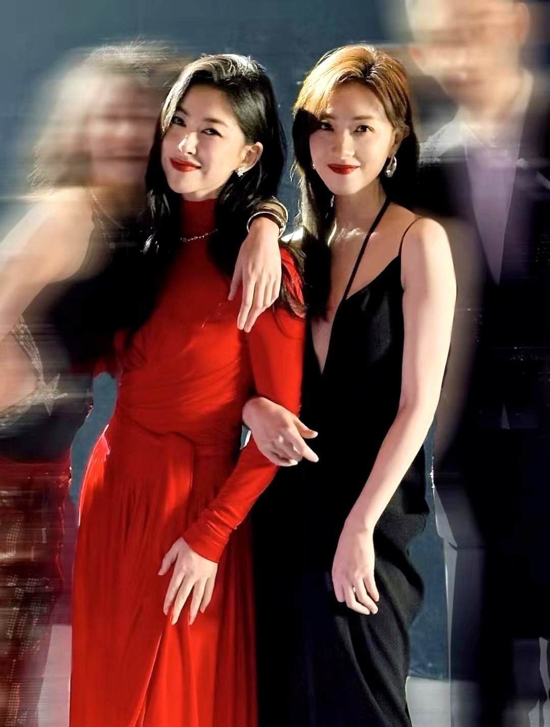 朱珠看完《伟大的长征》，直接公开“兴师问罪”万茜。

不少人以为这俩人闹掰了，结果点进去一看全是闺蜜套路。朱珠调侃万茜是不是把她电话给弄丢了，去试镜这么好的戏居然不带上她。

表面上是挑理埋怨，骨子里其实是在变相夸剧好，羡慕万茜接了个好本子。吐完槽朱珠顺手就把账算明白了：这周末必须出来看电影，而且万