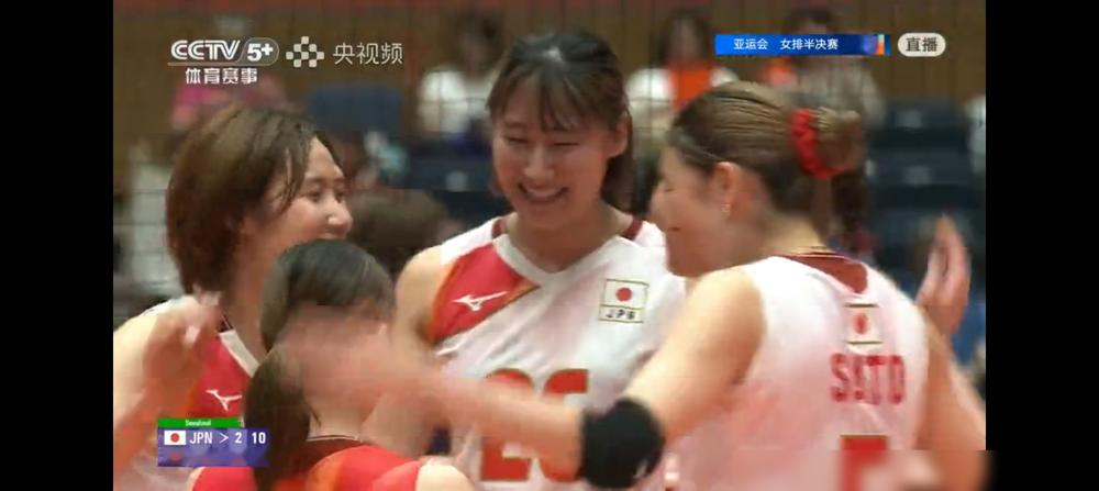 刚解说完日本3比0横扫韩国，惠若琪直接给中国女排吃了颗定心丸。
她扒了技术统计，日本队那个接应和田由纪子，全场27扣15中，拿了15分，全队最高。
说白了，日本现在进攻就指望她一个人抡。
更关键的是，日本打法变了，不再是以前那套磨不死你的地板流。
但惠若琪也点了三个雷：日本防守的韧劲还在，那