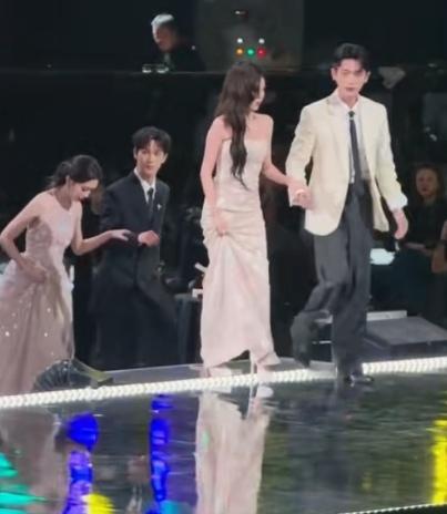 年度爆笑名场面预定！孟子义三度摔跤直接引爆笑点，当事人孟姐在线求饶：明...