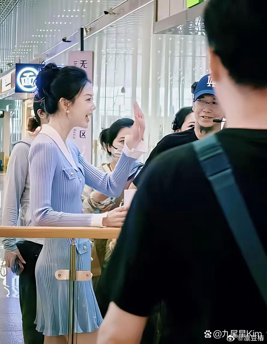 有网友撞见冯禧录节目，本人真顶——高瘦、颜值能打，走的是汤唯那一路淡颜，清清爽爽、越看越有后劲。跟许嵩新婚没多久也没躺平，照样扑在事业上。 ​