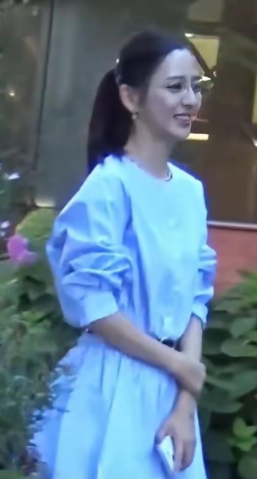 陈思诚连续15年卡点为前妻庆生，佟丽娅大方回应，两人还带着孩子一起聚餐。这哪像离了婚的，分明比很多没离婚的夫妻还体面。离婚四年，从没听佟丽娅在公开场合抱怨过前夫一句，哪怕外界猜测再多，她都是沉默保护孩子。反倒是陈思诚，电影宣传期也不忘给丫丫送生日祝福，两人商业上还有合作，成了名副其实的“育儿合伙人”