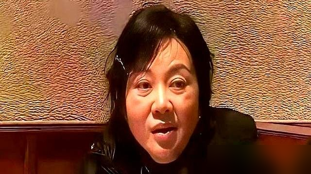 闫妮在沈阳路边撸串被拍了，素颜，皱纹全出来了。
就穿一大棉袄，坐塑料凳上，跟人抢着翻肉。评论区一堆人说她老了垮了像小区保洁阿姨。
可这帮人不知道，她刚凭《小巷人家》的黄玲提名了金鹰奖视后。
那剧豆瓣8.4，收视率杀疯了。更狠的是，飞天、白玉兰、金鹰，她早拿满贯了。台上穿高定领奖的是她，台下坐马