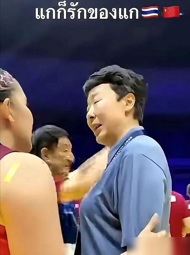 前中国女排队长冯坤，亲手帮泰国女排打进了奥运会？
刚结束的女排亚锦赛决赛，泰国3比2逆转中国队，队史头一回拿到洛杉矶奥运门票。主帅是冯坤的老公加提蓬，赛后当场跪地痛哭，说等这一刻足足30年。
加提蓬采访反复说，中国队一直是他们的老师，当年自己就是跟着中国教练学的球，也信中国队两年内肯定能拿到奥运