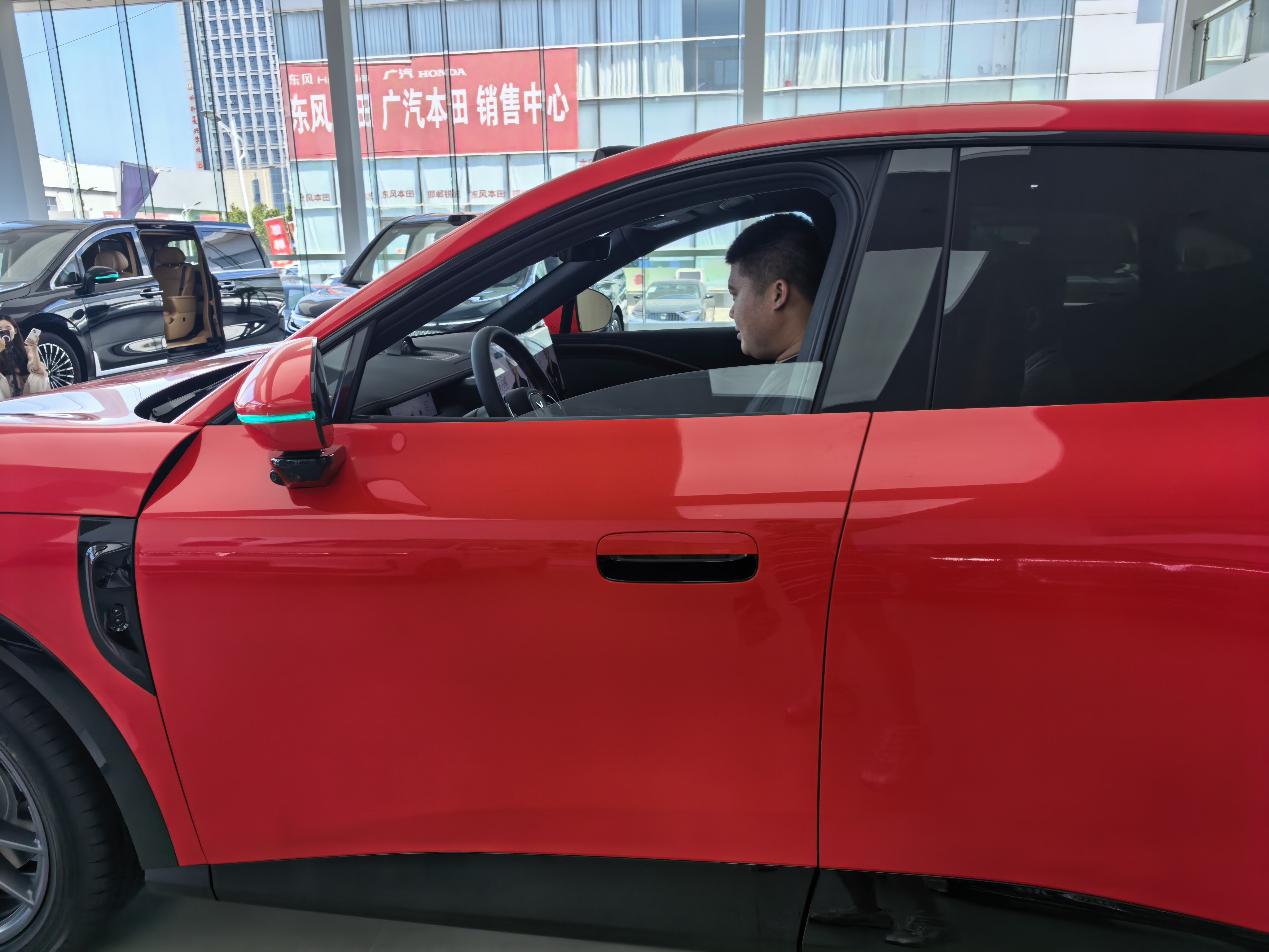 今天到店试驾岚图追光S，说下我的真实感受。
实车这个无框溜背外观，现场看真的很帅。鸿蒙座舱操作丝滑，用着顺手。
开上路底盘质感惊喜，滤震很舒服，岚擎模式动力输出澎湃。
四激光智驾体验很在线，开长途能帮上大忙。
选车别光看参数，一定要来门店亲自试驾感受！
 
岚图追光 S 到店试驾