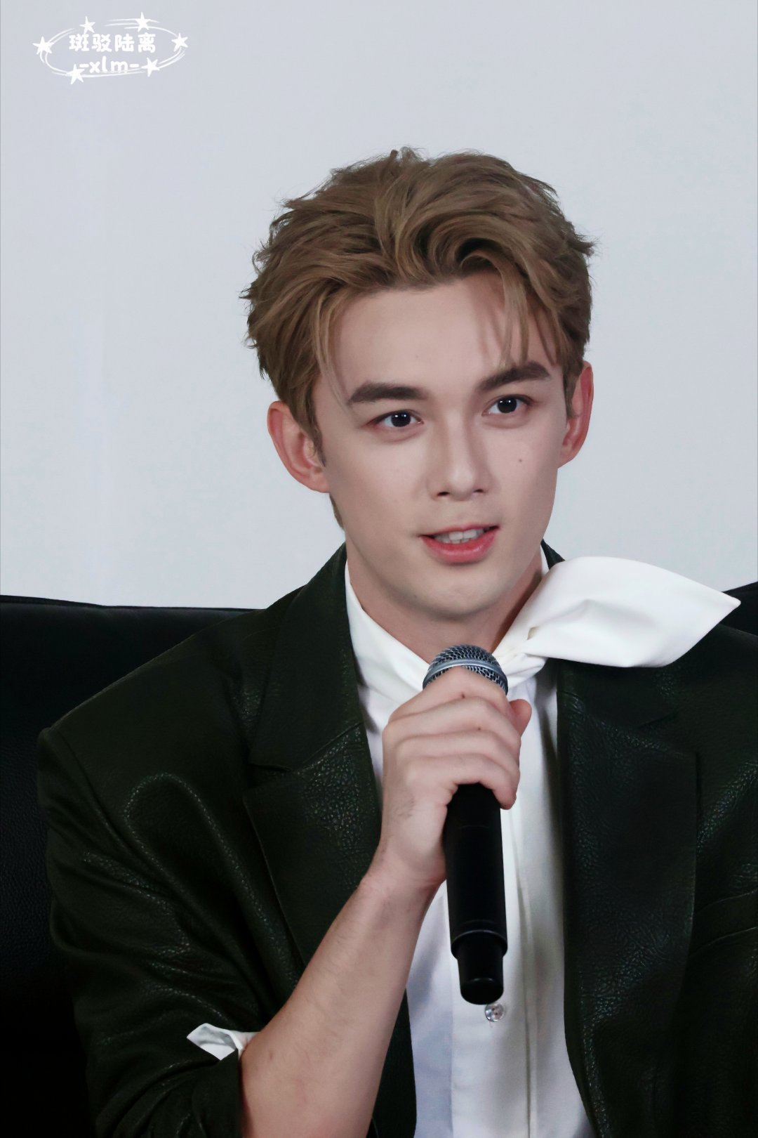#吴磊[超话]# 

让让让
我们磊国门面担当驾到

#吴磊趁安保不注意来收粉丝信件# ​