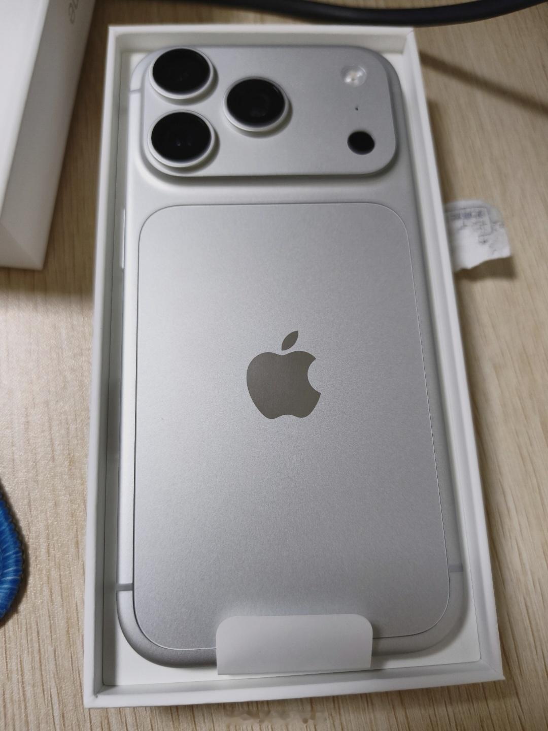 苹果削减iPhone18Pro订单，以前苹果砍单多半是标准版或者SE系列卖不动。

今年苹果把标准版iPhone 18推迟到明年春天，秋天只发了三款贵的，把想换机但预算没那么高的人直接晾在那儿了，现在再砍Pro订单两头不讨好。

我身边用iPhone的朋友，换机周期越来越长了，以前经常一年一换，现在三年的大有人在 ​