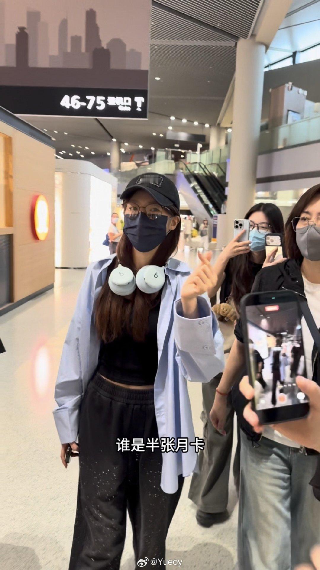 #张月[超话]##女人堆里被哄着盯着一口闷的张月#
这是什么话题啊哈哈哈哈哈哈哈笑疯了🤣
谁敢数数姐姐今天一共比了多少小爱心🫰
爆裂爱我们的姐姐🩵🥹🫶🏻
​