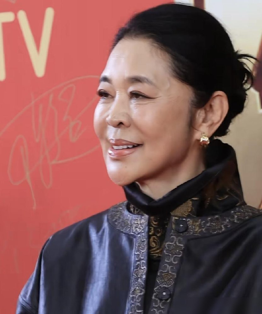67岁倪萍裹着中式皮外套往台上一站，旁边旗袍主持人冻得直搓手。
镜头扫过去，一个像过冬，一个像走秀。
底下评论区炸了，说倪萍这是活明白了，气血到哪人就穿到哪。有人扒出她年初上山东春晚说脱口秀，也是这身派头，不装嫩不硬扛。四月份录综艺被骂干预赛制，她当场连说三遍“我错了”，念承诺书引入王濛当监督员