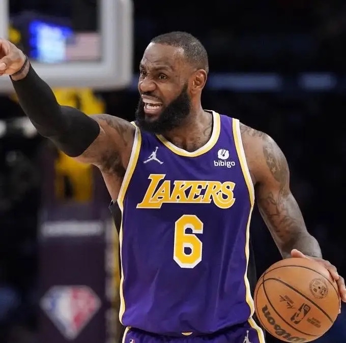 勒布朗·詹姆斯在2018年加盟湖人时，做了一件很多NBA球员想都不敢想的事——拿自己未来的场外收入做担保，一次性借了3亿美金。
你没看错，不是3亿年薪，是3亿贷款。
当时詹姆斯已经33岁，在NBA打了15年，手握多份顶薪合同和耐克长期代言，场外收入稳定且可预期。他的团队做了一个大胆但精明的决定：以未
