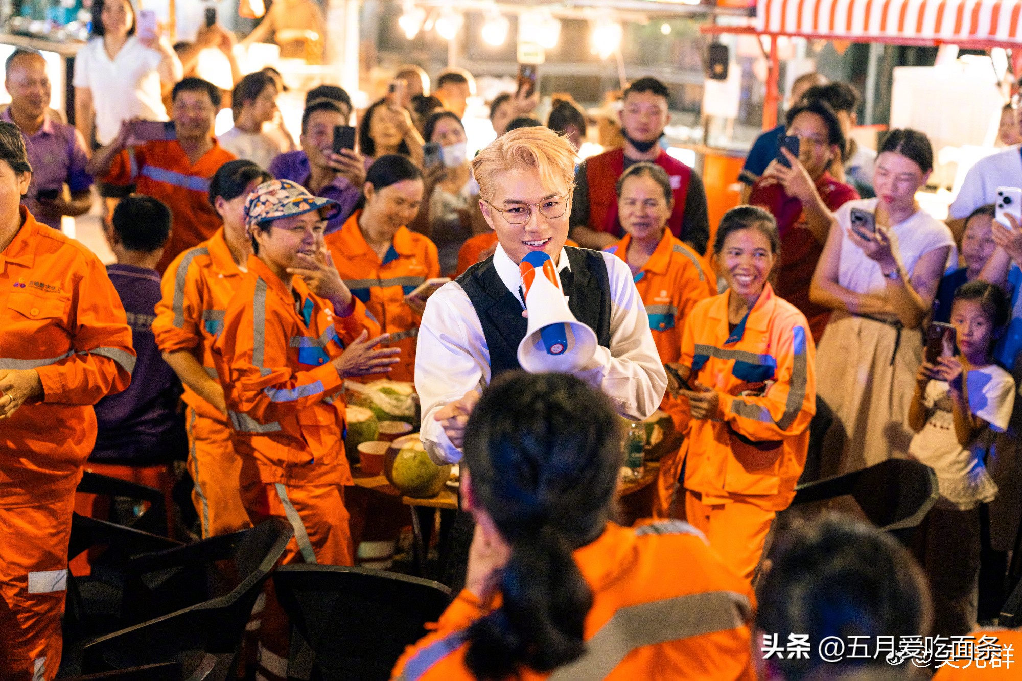 虽然不知道吴克群的盈利方式是什么，
从广西到海南，
从助农到关心环卫工，
吴克群是在大家眼皮子底下真花钱去关怀普通人民的，
做了很多公益组织和政府范围内的事。
君子论迹不论心，
不管他幕后是怎么盈利，
做了就值得被肯定，被尊重。