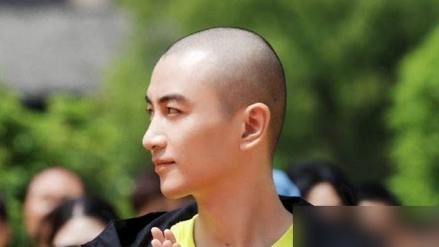 陈晓为了拍戏，硬是把自己瘦脱了相，三十斤说没就没。
这边《大生意人》里他剃了光头演古平原，那边《秦谜》又得接着耗。
刘学义在《少年歌行》里那个无心，光头好看是因为骨相顶，陈晓不一样，他是拿命在换脸。
青岛拍《海之上》，有场耳光戏，他让人真抽，脸肿了还接着拍。
今年四月，他在人民日报写了篇文章
