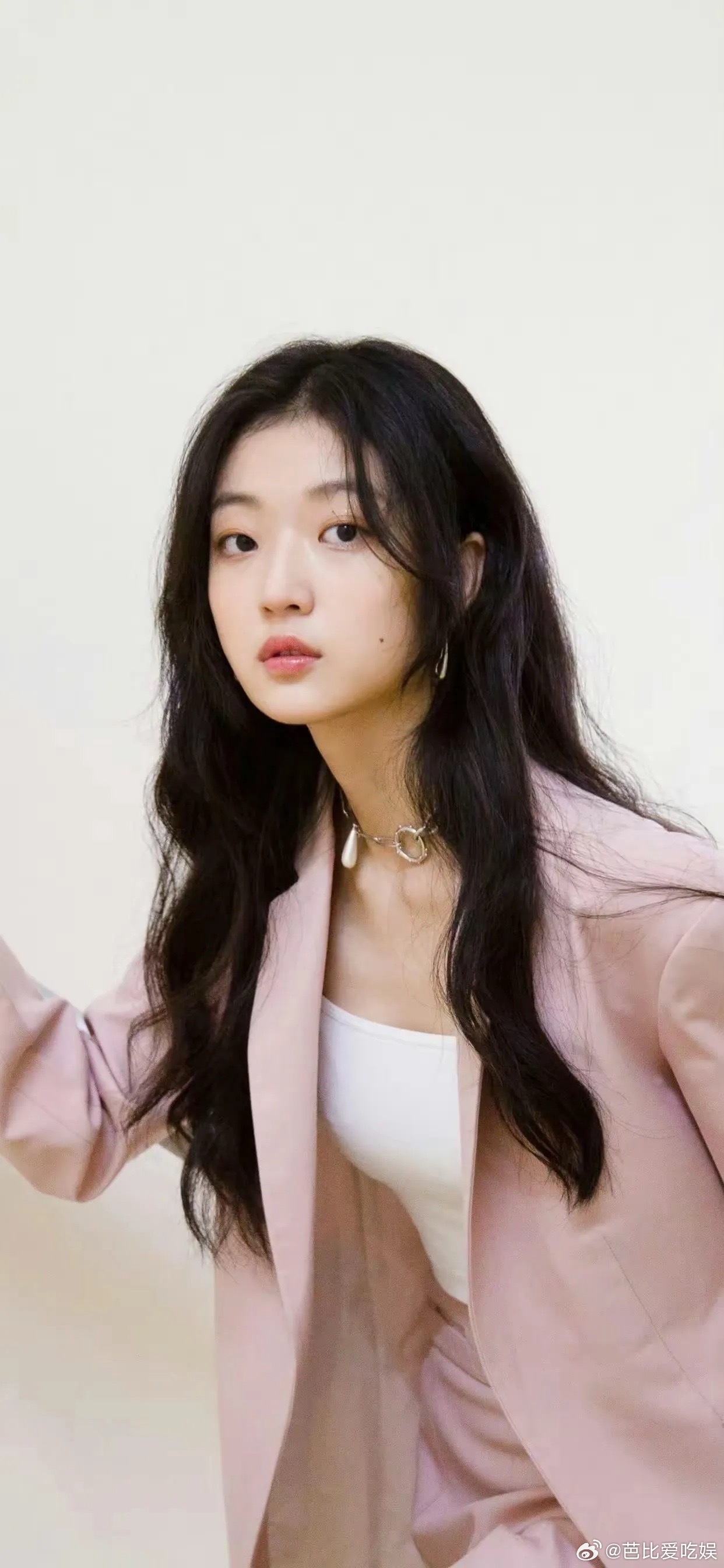 1.孙千这次事件的发酵程度超出预料，事件里两位女生都遭到不理智粉丝攻击，男方反倒没有受到太多舆论冲击。
2.景甜托中间人尝试和相关方协商调解，考虑到走法律途径对她来说风险较高。
3.那位灵气大花身边的公子哥，听闻有能力出众的异性，总想主动接触。
4.很多观众眼熟的老牌配角演员，他们的子女不 ​