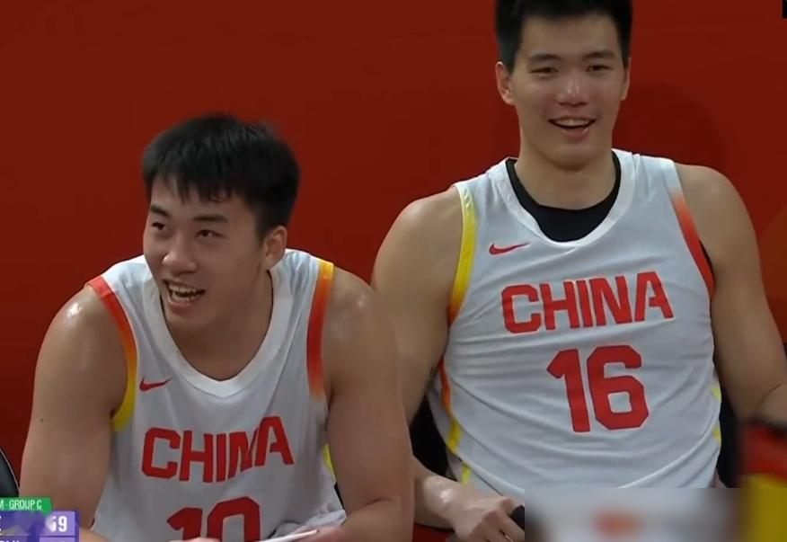焦泊乔谈到中国男篮队友王俊杰的时候表示：
“他的表现非常出色。”
“在比赛中也有了更多的笑容。”
不仅是出色，在焦泊乔眼里，身边这个2米06的队友，简直杀疯了。
要知道以前在NCAA，王俊杰可是坐过冷板凳的，场均也就两三分。但他没废，不仅硬生生练出了钢筋铁骨，还开发出了一手三分球。今年5月刚