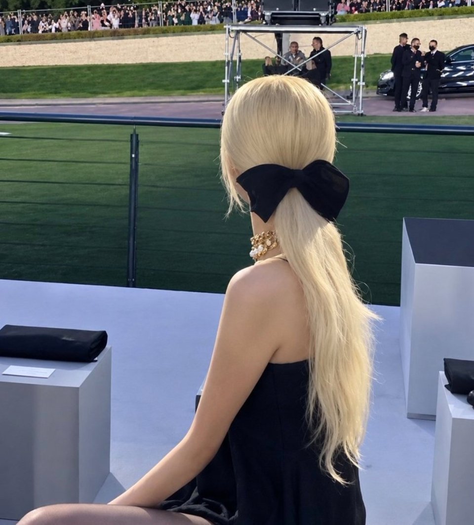 #ROSÉ[超话]#
那些年朴彩英头上的蝴蝶结元素～～

特别适合蝴蝶结的一个小女孩～～ 
#朴彩英# ​