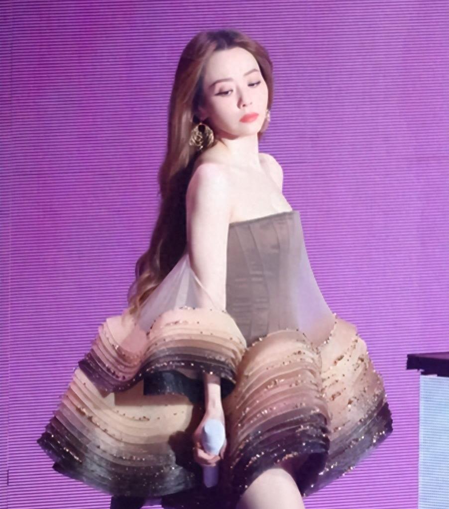 唱功封神却被礼服拖后腿？张靓颖澳门收官，一场演出两种口碑