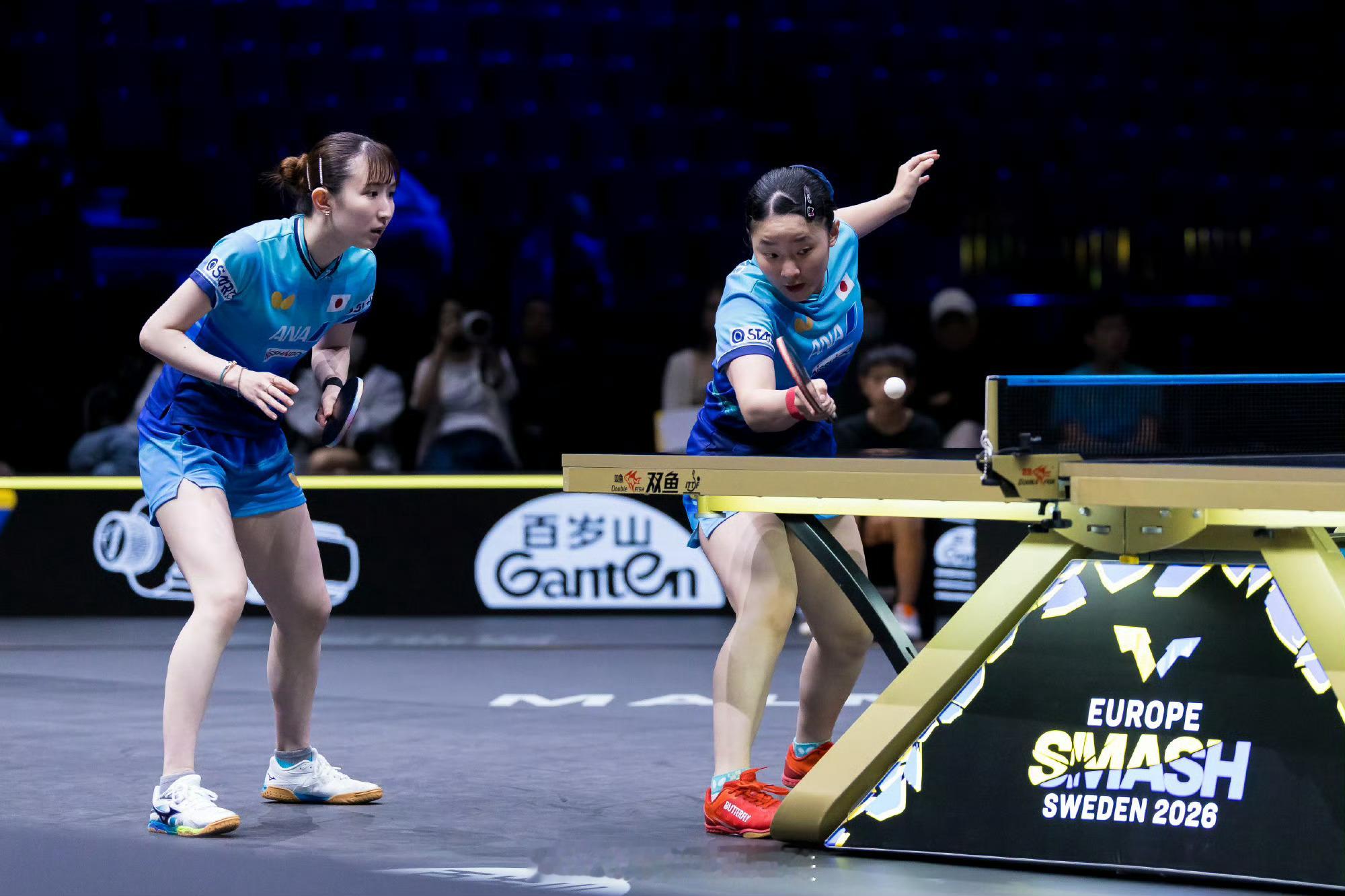 /张本美和3-1击败杜凯琹/吴咏琳，斩获本次赛事女双冠军，赛后二人接受...