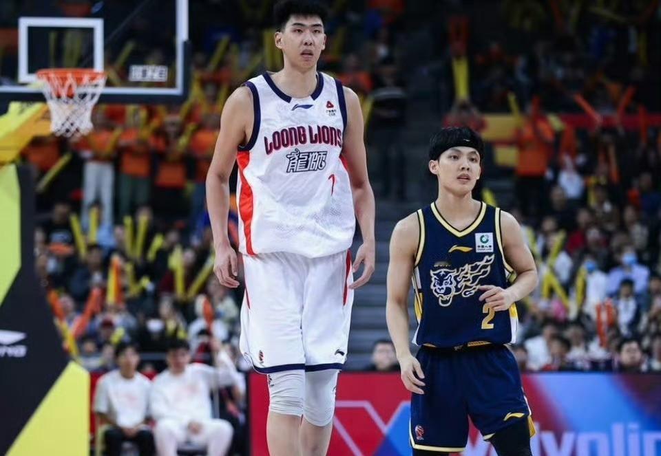 之前就听说徐昕要在这场季后赛首轮的对决里碰徐杰，赛前采访还直接说，我争...