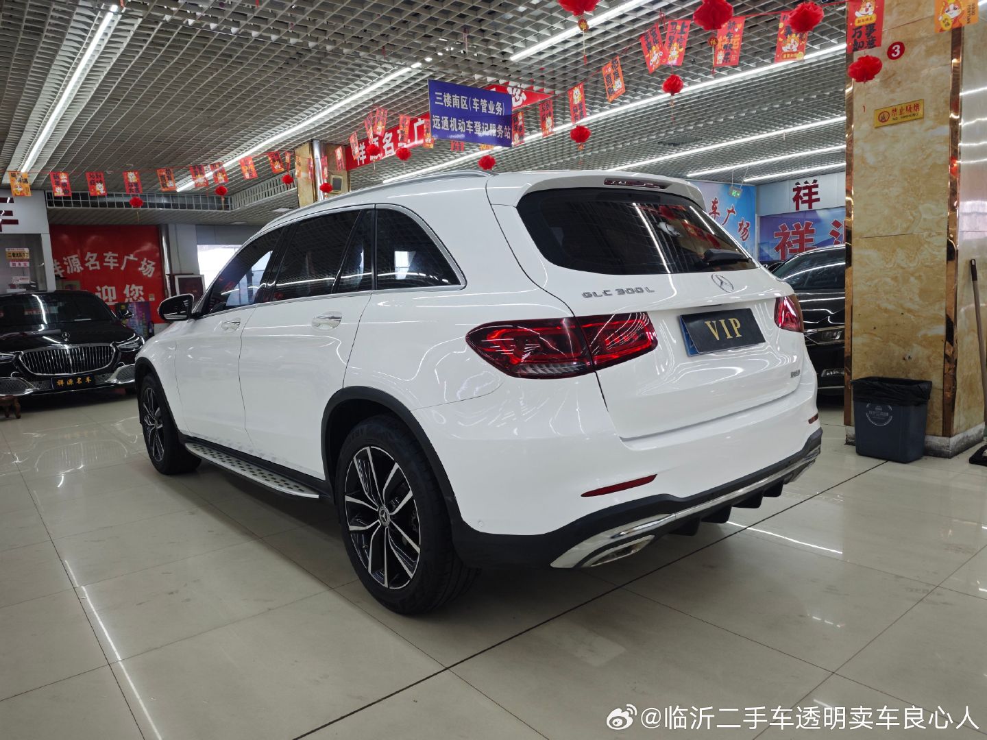 新到20年奔驰GLC 2021款 级 GLC 300 L 4MATIC 动感型，2.0T四驱，个人一手车，实表10万公里，液晶仪表、大屏导航、薄鼠标、原厂柏林之声音响、电动尾门等等配置，价格便宜全款批发12.6个，喜欢☎️： 素质差勿扰！注意瑕疵车左边两个门新的！前后原版球未出有三方检测报告
接受不了勿扰！ ​