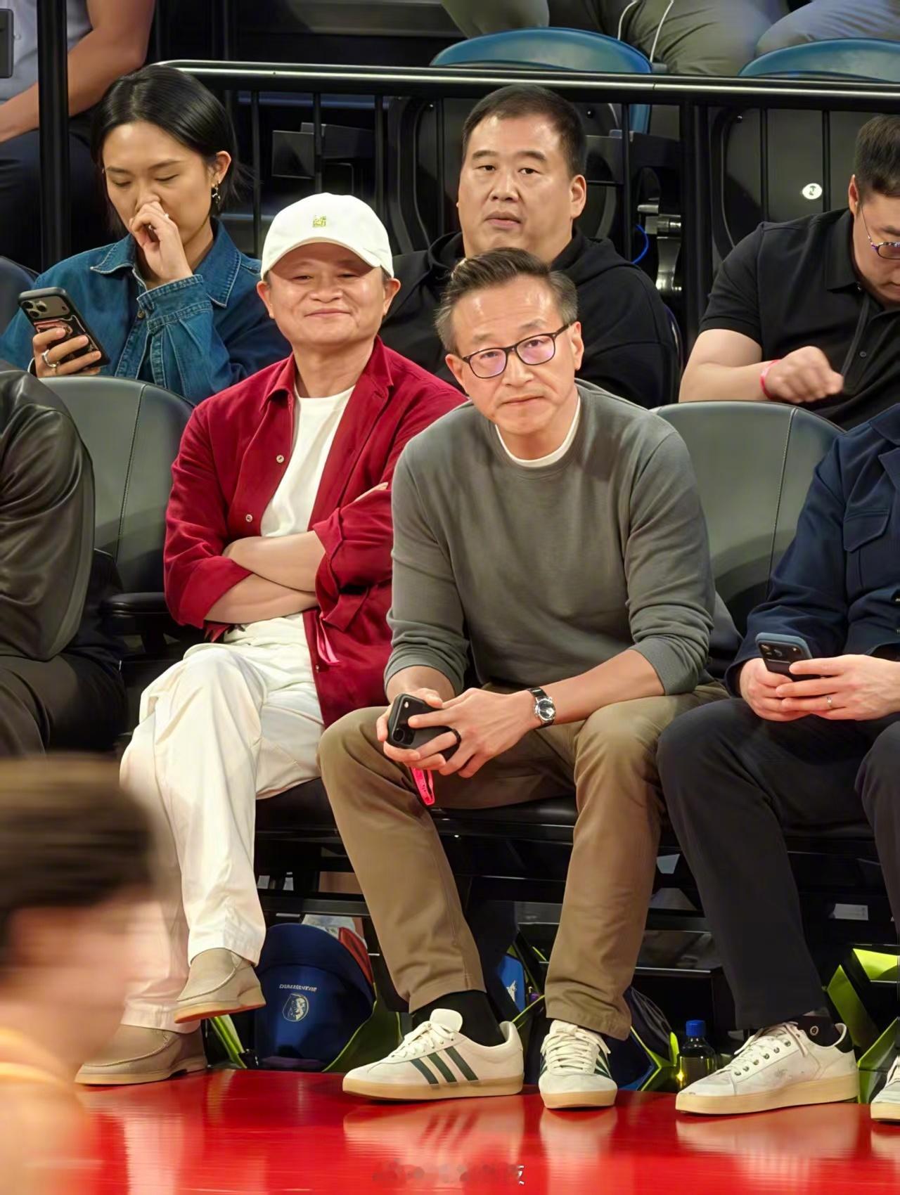 澳门NBA这场球赛，座位表比比分还精彩。
 王宁、成龙、贝克汉姆、马云、蔡崇信，这五个人挨着坐，简直是给娱乐圈和商界重新排了个座次。以前觉得马云是互联网大佬，现在看他戴着白帽子坐在第一排，跟身边人低声聊天，那松弛感，完全是把这种大场面当成了自家客厅。
 最戳人的细节是比赛间隙，有个坐轮 ​