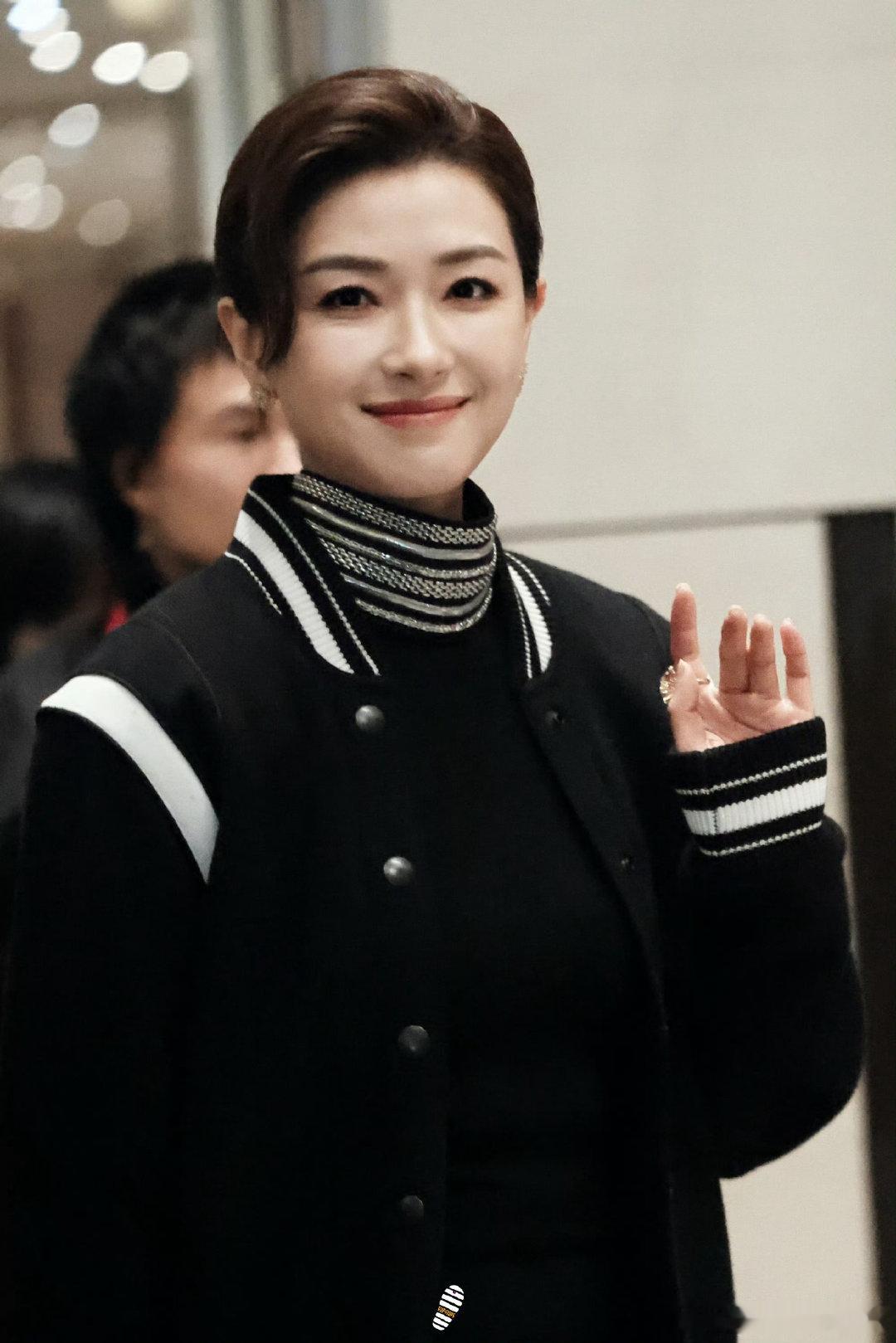 #万茜飞天奖##佟丽娅高圆圆关晓彤坐一起#
 万茜飞天奖红毯质感直接拉满，这套黑裙又酷又很符合她的气质，高贵感油然而生～三个美丽的演员坐在一起就是一道亮丽的风景线～ ​