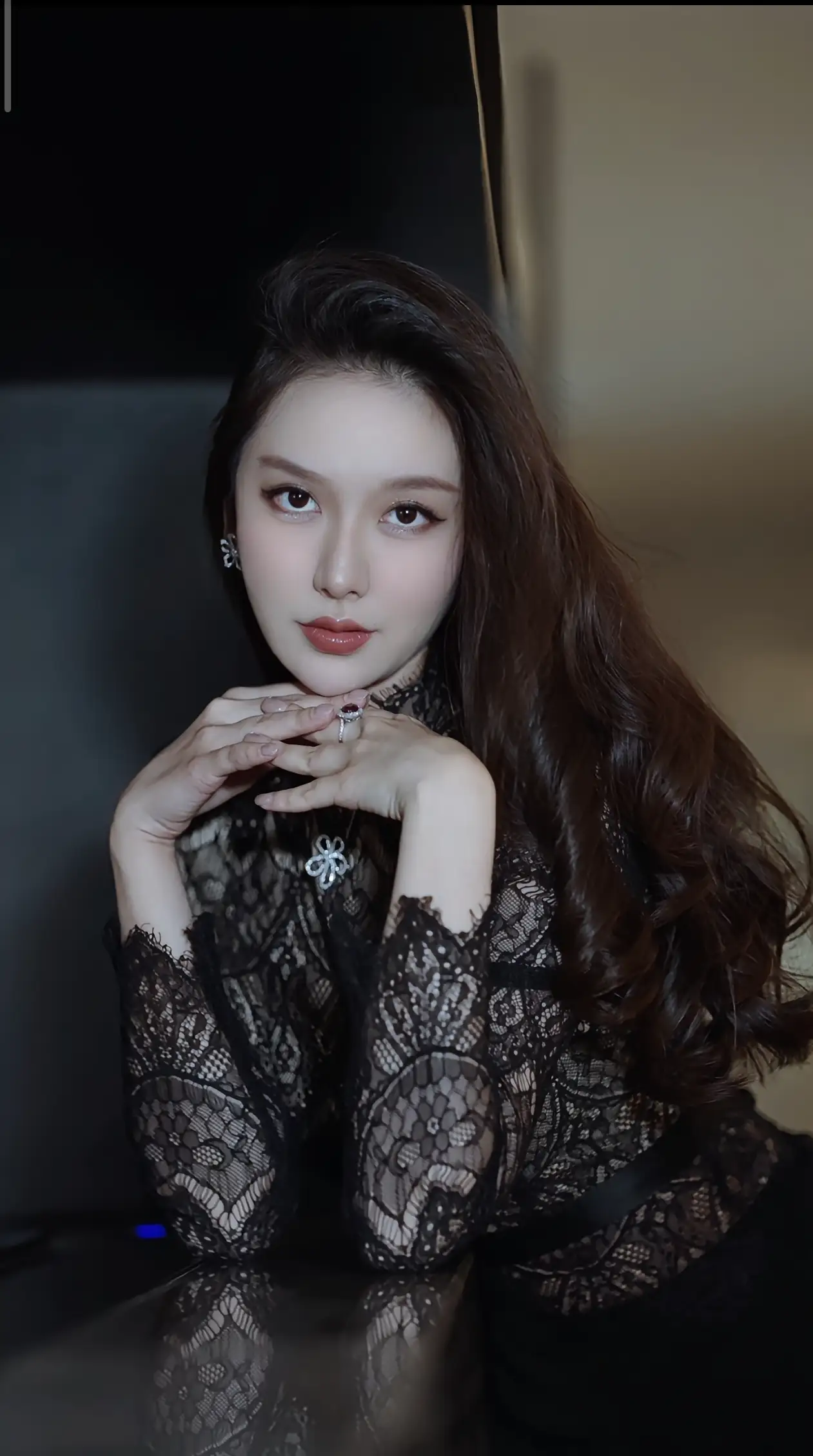 美女性感迷人，蕾丝更具妖艳多姿。