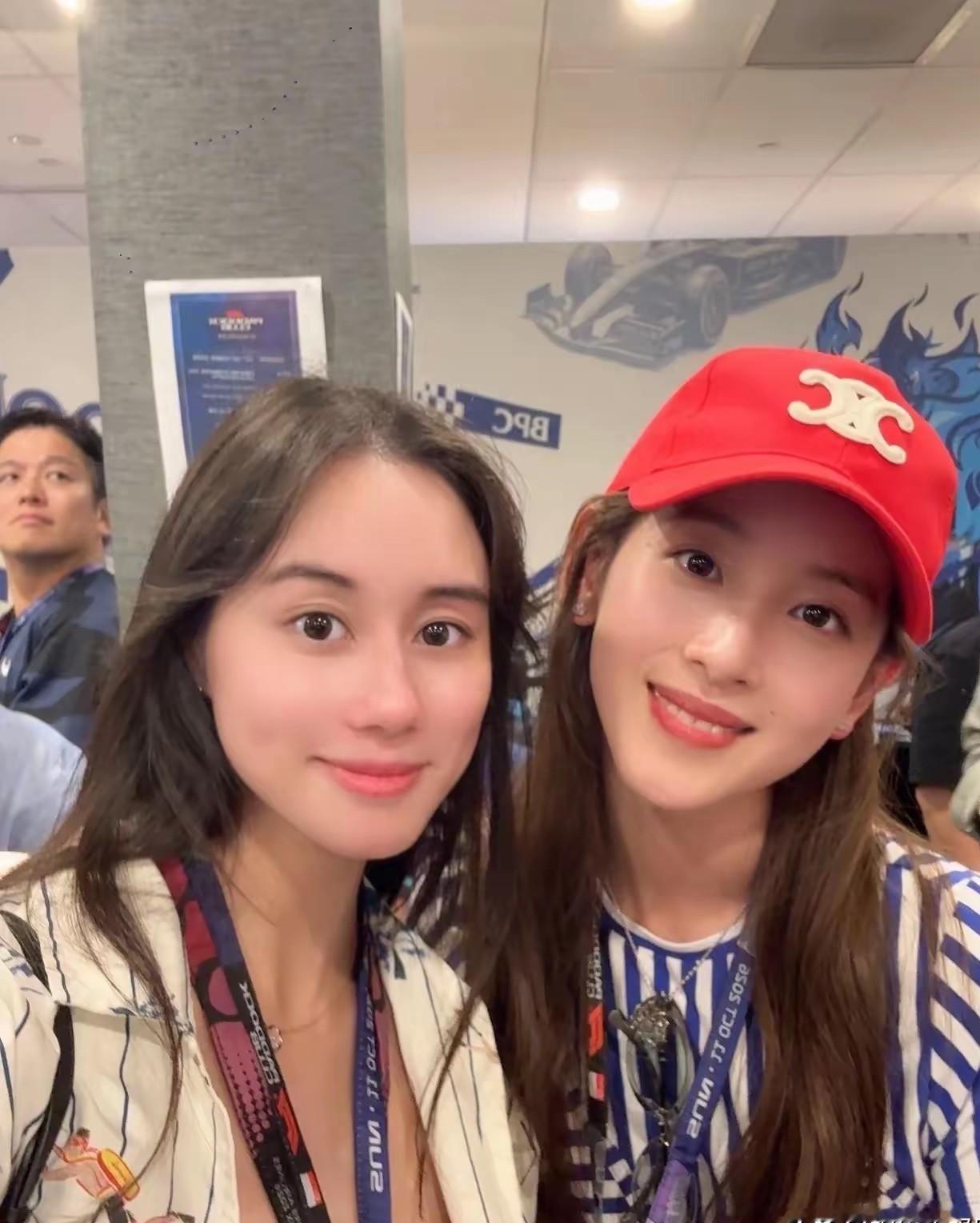 章泽天能跟何鸿燊最小的女儿何超欣并排坐着看比赛，评论区居然还有人觉得她只是“命好不用上班”。
真以为跨进这种圈子，日常就只是穿得漂漂亮亮当个观众？
镜头扫过去，她跟小自己好几岁的赌王千金坐在一起，不管是仪态还是气色，完全看不出已经是生过孩子的状态，甚至比周围人还要松弛从容。
很多人酸她嫁得好，