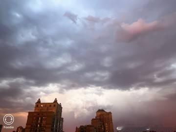 西上莲花山，迢迢见明星。