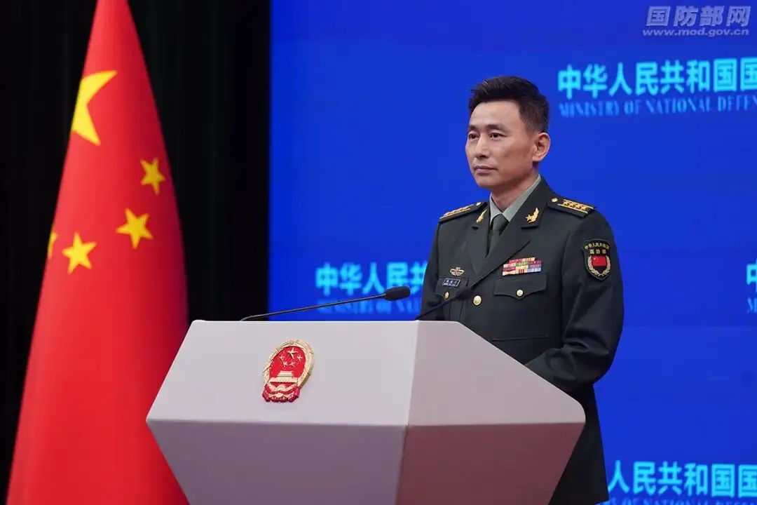 菲方刻意设障阻挠中方参会，中方低调降级出席东盟防长扩大会
 
菲律宾以本届东盟防长扩大会轮值主席国的身份，放任内部个别政客公器私用，刻意设置各类障碍阻挠中方正常参会，破坏会议基本规则，中方最终只能选择降级派遣武官出席本次会议。
 
东盟防长扩大会，一直是亚太地区非常重要的防务交流平台。这个平台从设立
