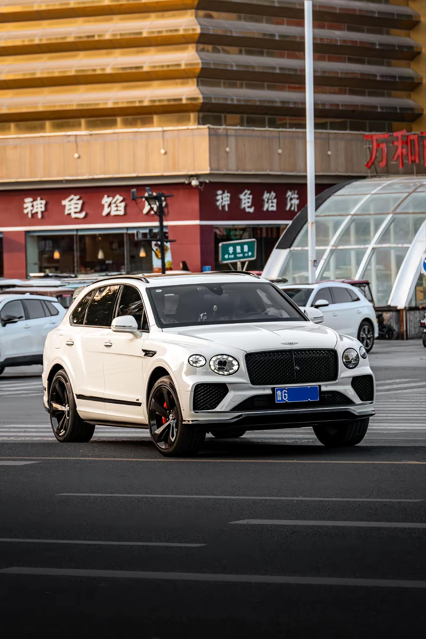 寿光东城汽车街拍一小时，众多漂亮车型登场。宾利添越、四连号大G、尊界s800、领克系列等车型 宾利添越 尊界s800 大g