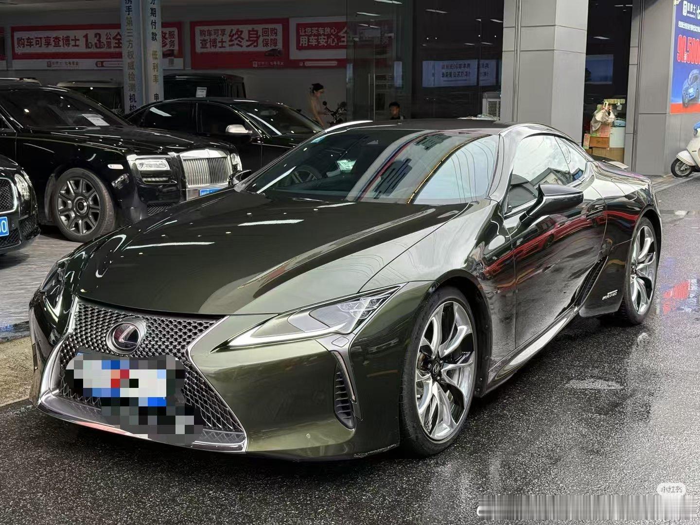 这辆开过的雷克萨斯LC500h，安全行驶2.2万公里，全车原版原漆，当时新车指导价126.2万元，底盘也有高级感，搭载输出359马力的3.5L V6自吸发动机与电动机组成的油电混合动力系统，配备了10速模拟变速箱，配置丰富，马克莱文森音响效果不错，毕竟都是驾驶环境的感受，不仅仅是最喜欢的Dream Car ​