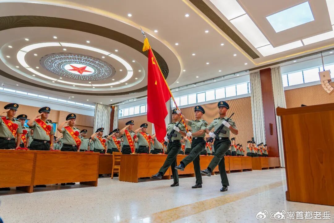 【驼铃声响，边疆老兵告别军营……】奏一曲驼铃归故乡，道一声珍重难相忘。近日，新疆军区各部队组织2026年度秋季士兵退役仪式，老兵们胸戴红花、身披绶带，向军旗和军旅深情告别。#退伍仪式##退伍季[超话]# ​
