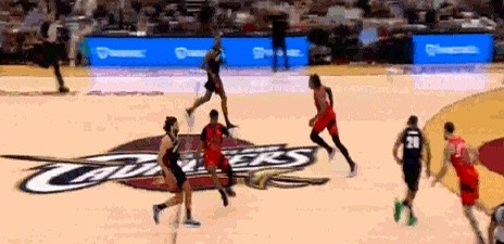 猛龙队的防守球员，胳膊长腿长，却像空气一样！哈登一个后撤步，篮球擦着指...