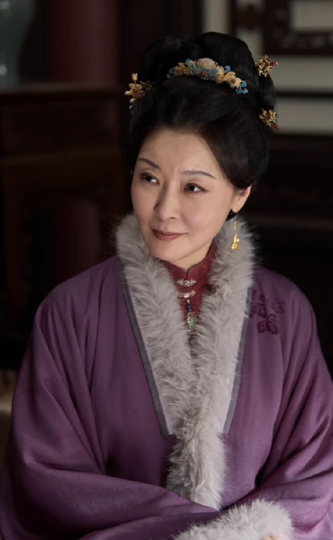 柯蓝在新剧里演宋美龄，这扮相刚出来就让不少观众直挠头。
身上套着件毛茸茸的外套，镜头一推近，头发在光线底下居然透着股发浅的棕红色。
说实话，大家印象里的民国世家夫人，不管戏里戏外，骨子里总得有股端庄内敛的贵气质感。
造型真不一定非要弄得多繁复，但那一头海藻般乌黑厚实的发髻，几乎是这类角色的底色