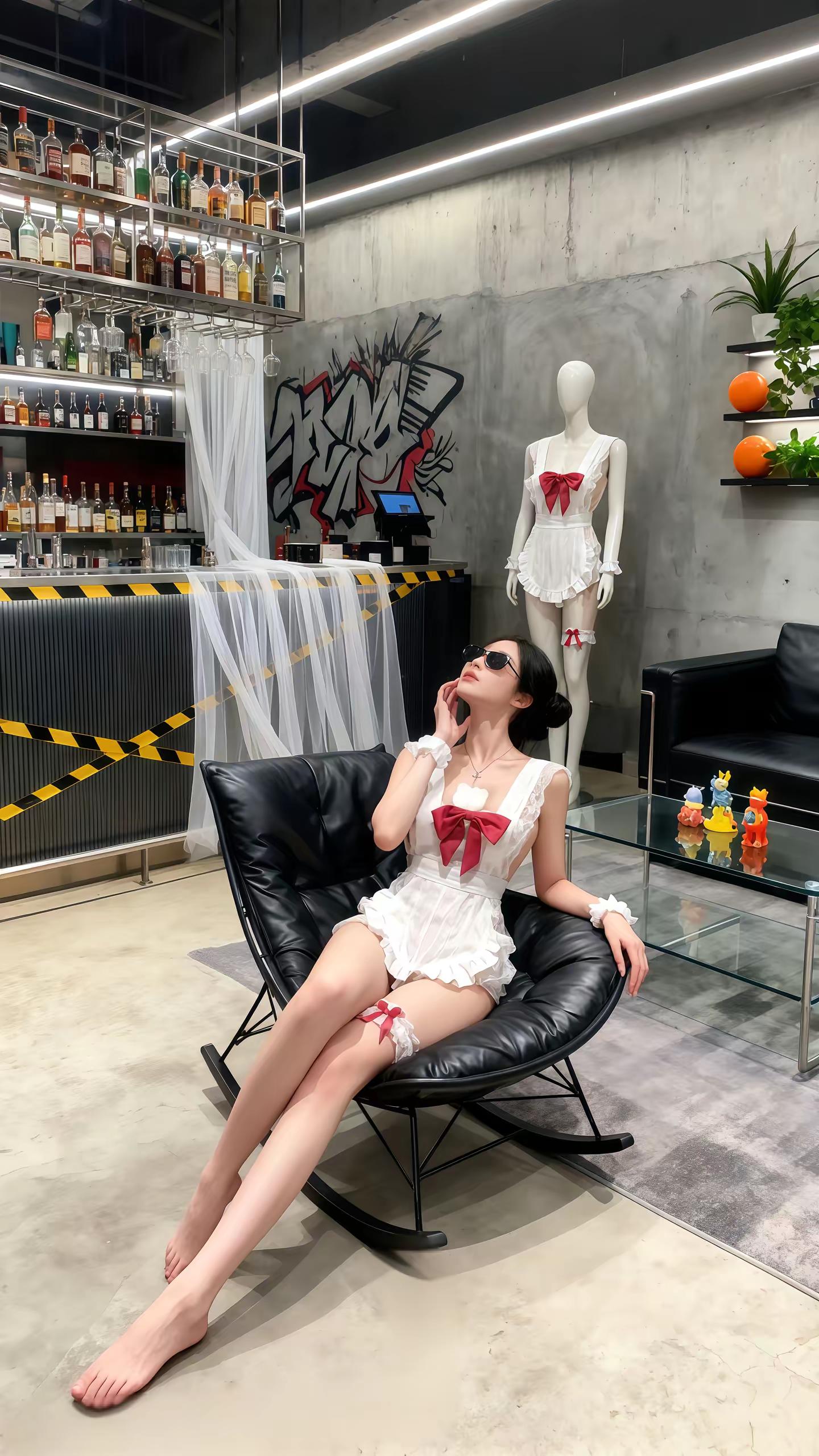 「甜酷共生」风。“网纱罩衫织就朦胧感，缎面吊带藏着柔中带刚的野冷艳姐姐...