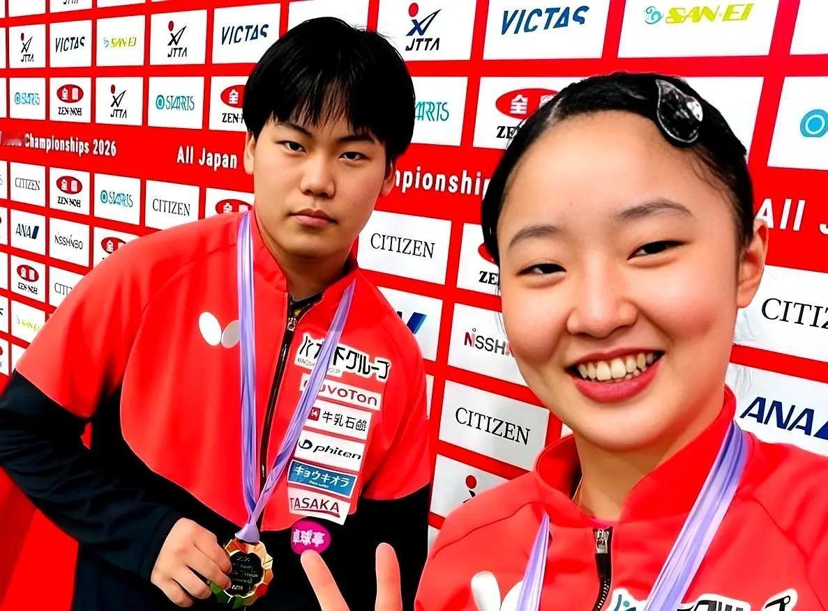 平日里看着乖巧懂事的张本美和，私底下居然是个把搭档训到怀疑人生的“暴脾气”。
松岛辉空在拆对之后，总算是把憋了很久的大实话给倒出来了。
两人搭档混双那么久，成绩一直要死不活，任凭场外怎么捏合，球台上就是擦不出一点火花。最后日本队实在没辙，只能把两人拆开，换成张本兄妹去打。
这一解绑，松岛辉空整