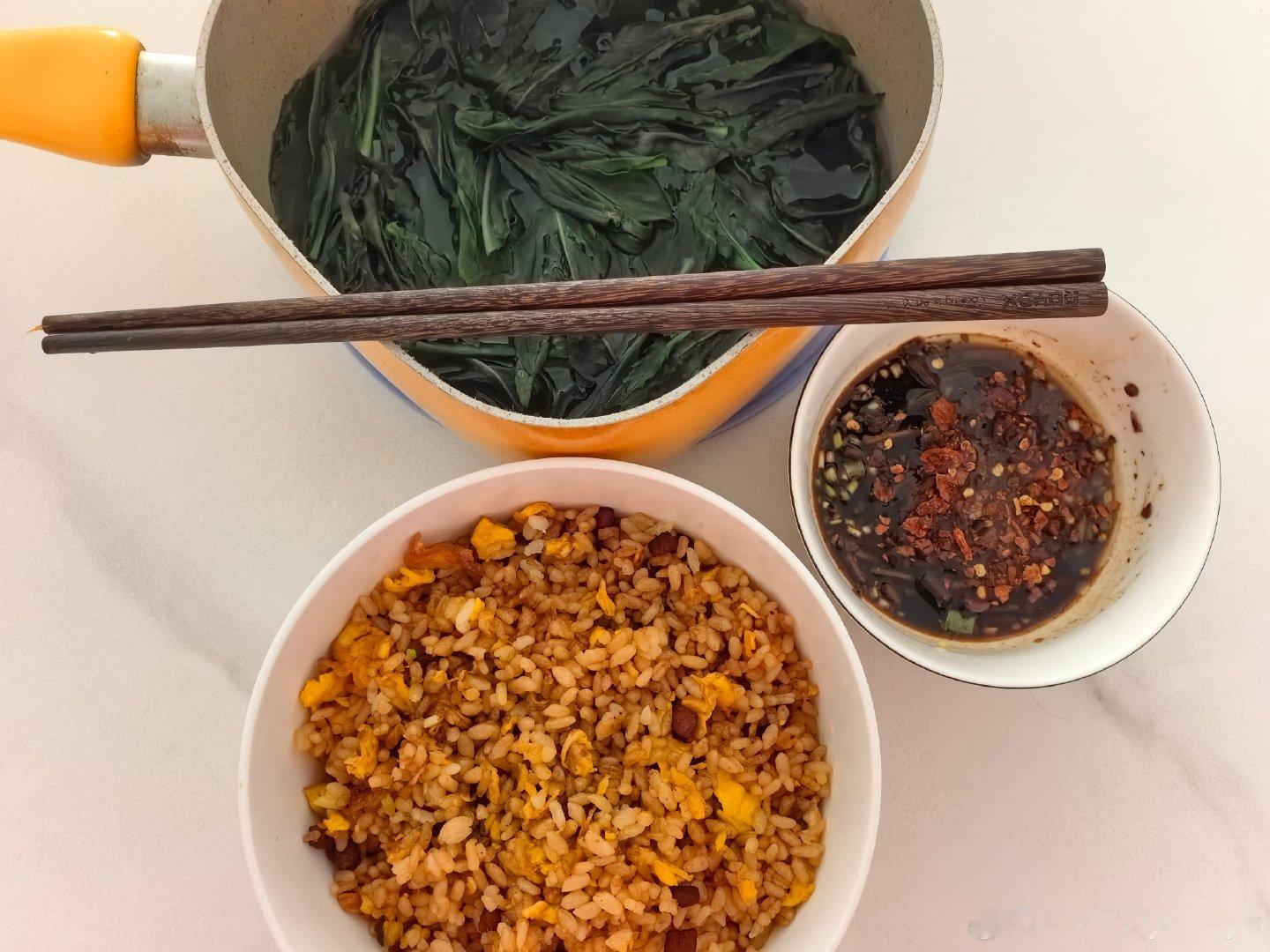 食欲不振潦草吃点不漂亮饭然后想起冰箱里的盒马预制菜 ​