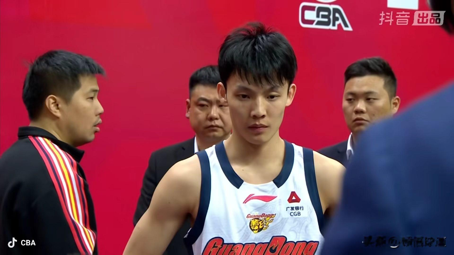 广东宏远今晚能不能开门红？做好下面几点，应该问题不大：
1、南京唯一本土强点就是郭昊文，胡明轩和崔永熙联手重点盯防锁死，限制命中率。
2、高炮台杜润旺3分准，但脚步慢，老周鹏应该可以跟上。
3、双方外援实力差不多55开，阿祖和徐杰的挡拆更具威力，下顺黑高塔今晚吃饼要吃到吐。