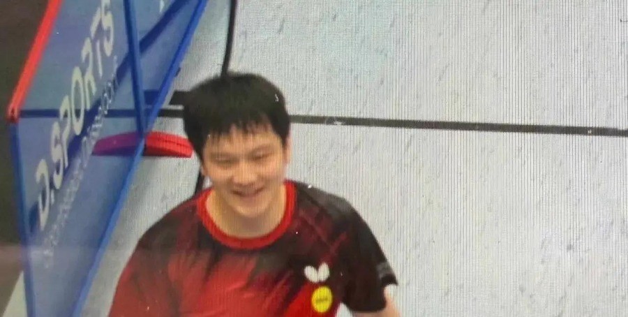 两万块飞德国看樊振东，不签名不合照不蹲酒店，散场后他愣住了：球迷这波操作，到底图啥？
杜塞尔多夫卡斯泰洛球馆，三千个座位坐得满满当当，散场后看台干干净净。樊振东转身挥手致谢，看台上的人只是鼓掌，没人往场边冲。一个21岁的德国小将刚被他3比1拿下，赛后说了一句：“我发挥到极致了，但他完全是另一个星球的