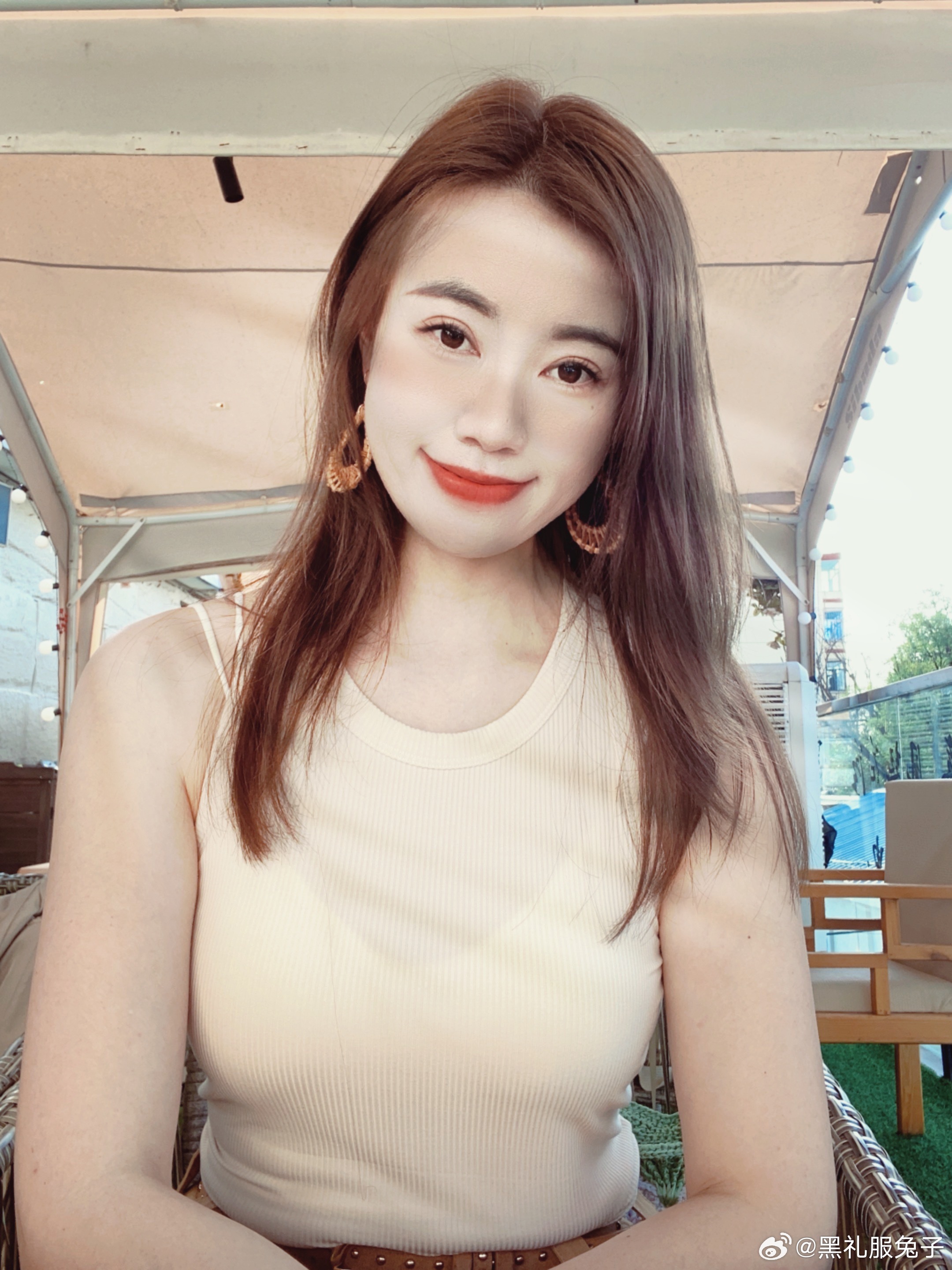 活成别人不敢活的样子，需要勇气，及命运。热闹也孤独，独处也社交。不是世...