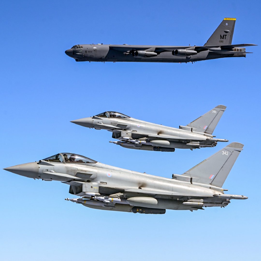 美国空军B-52H战略轰炸机和英国空军台风战斗机编队飞行。 ​