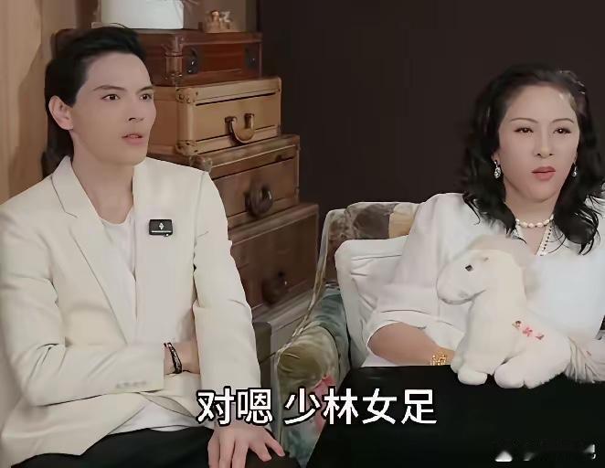 功夫女足大获成功，估计最难受的就是向家了
周星驰的功夫女足首日票房已经突破两亿，总票房预测能够超过 15 亿以上。
而众所周知，向家和周星驰一直不对付，向太多次抹黑周星驰，说周星驰唯利是图，不懂感恩，并且联合香港众多艺人孤立周星驰。
就连在直播中，向佐也建议大家不要去看功夫女足。可向家 ​