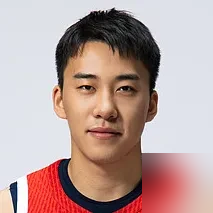 王俊杰被骂上热搜那天，暂停席上那个笑，被截了八百个角度解读成将帅决裂。
结果呢，世预赛、亚运会，郭士强照给轮换，一分钟没少。防守漏人挨喷是真的，赛后王俊杰对着镜头，眼圈红着挤出一句都过去了，又补了句人生像一本书，每章有长有短。
话说到这份上，懂的都懂。郭士强那边更直接，原话是人是我选的，战术是我
