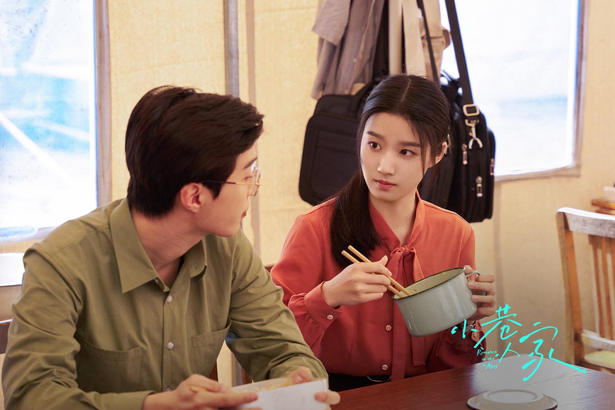 两年前《小巷人家》那场演技争议，卢昱晓自己认了

演员卢昱晓在《嘉人》杂志的采访里，第一次正面回应了《小巷人家》的演技争议。剧播完将近两年，她说自己最大的遗憾就是拍这部剧——“因为缺少一些人生经历，虽然努力去想象了，还是没做到百分百。”

她在剧里演李佳，出身东北、讲一口上海话的知青子女，考进同济大