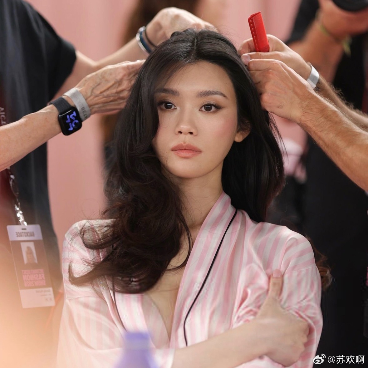 奚梦瑶重返维密！距 2017 摔倒整整 8 年，熹妃这回真回宫了

奚梦瑶要回维密了！模特经纪人放出 2026 维密上秀名单，赫然有她的名字 —— 距离 2017 年上海维密那次意外摔倒，已经整整 8 年。

婚后她淡出国际秀场、长期被贴 &34;豪门阔太&34; 标签，很多人都以为她不会再踏回这个舞台。
北京